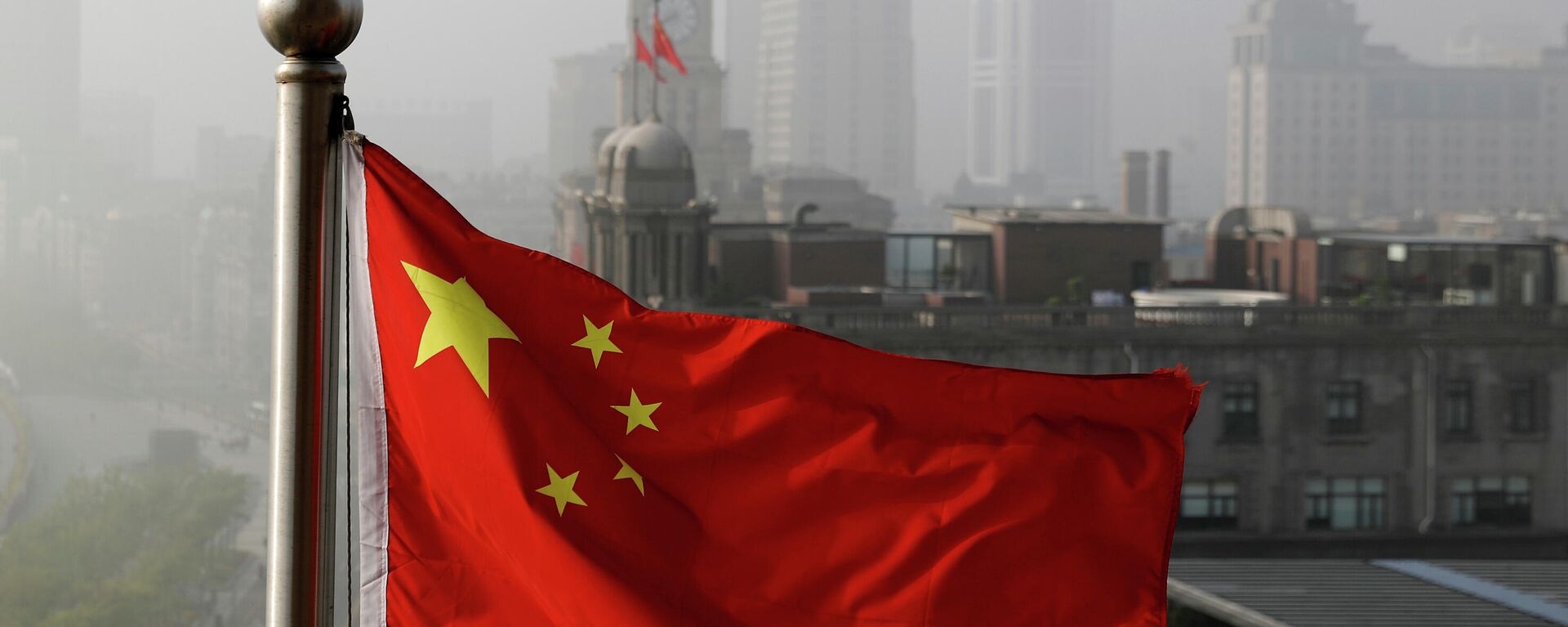 FILE - In this April 14, 2016 file photo, a Chinese national flag flutters against the office buildings in Shanghai, China - Sputnik International, 1920, 29.04.2023