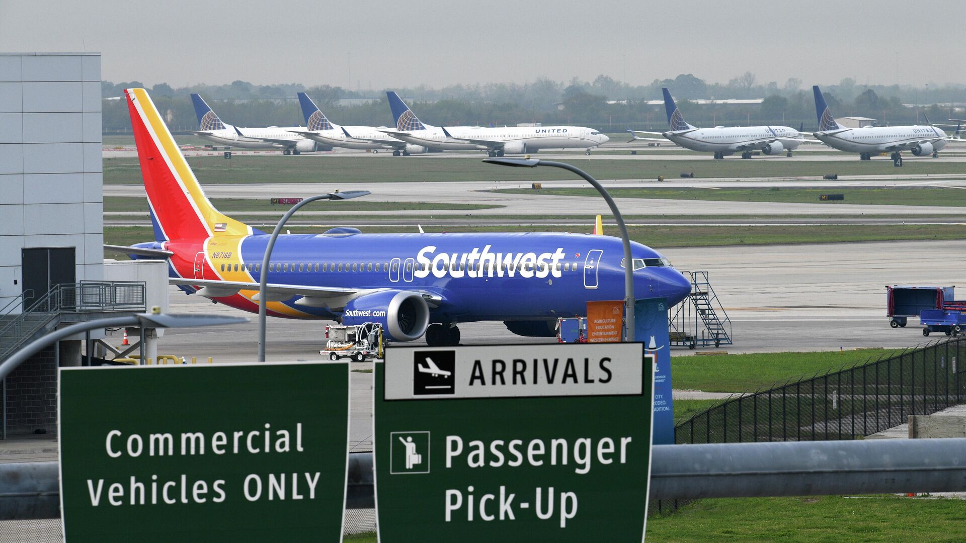 FILE PHOTO: A Southwest Airlines Boeing 737 MAX 8 aircraft is pictured in front of United Airlines planes, including Boeing 737 MAX 9 models, at William P. Hobby Airport in Houston - Sputnik International, 1920, 11.10.2021