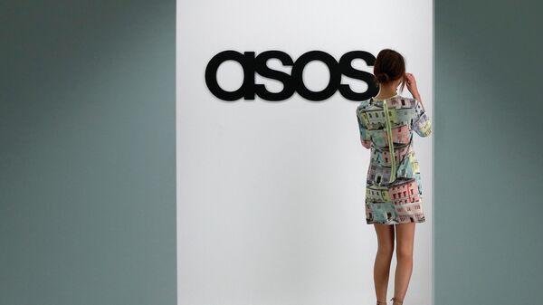 : A model walks on an in-house catwalk at the headquarters of British online fashion retailer ASOS in London, Britain, April 1, 2014 - Sputnik International