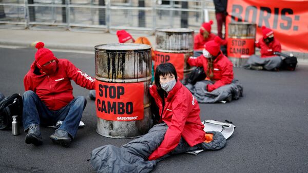 Greenpeace activists stage a sit-in at Downing Street in London on October 11, 2021 to protest against the Cambo oil field project in the Shetland Islands. - Sputnik International