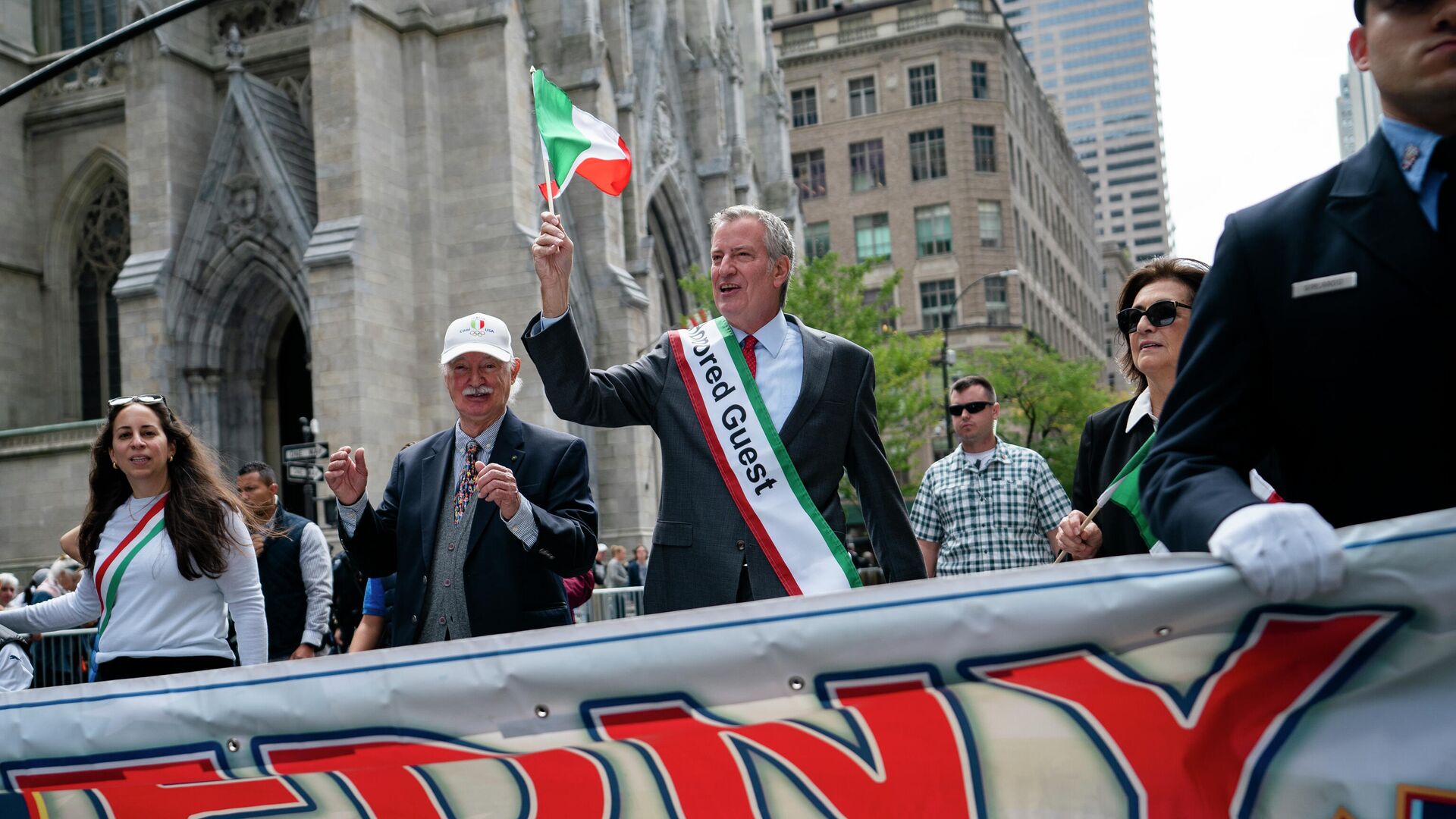 New York City Mayor Bill De Blasio walks up Fifth Avenue past St. Patrick's Cathedral during the Columbus Day parade, Monday, Oct. 11, 2021, in the Manhattan borough of New York. - Sputnik International, 1920, 11.10.2021