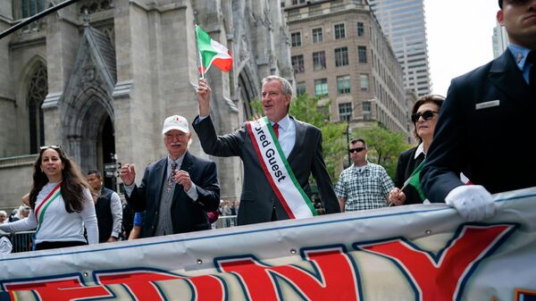 New York City Mayor Bill De Blasio walks up Fifth Avenue past St. Patrick's Cathedral during the Columbus Day parade, Monday, Oct. 11, 2021, in the Manhattan borough of New York. - Sputnik International