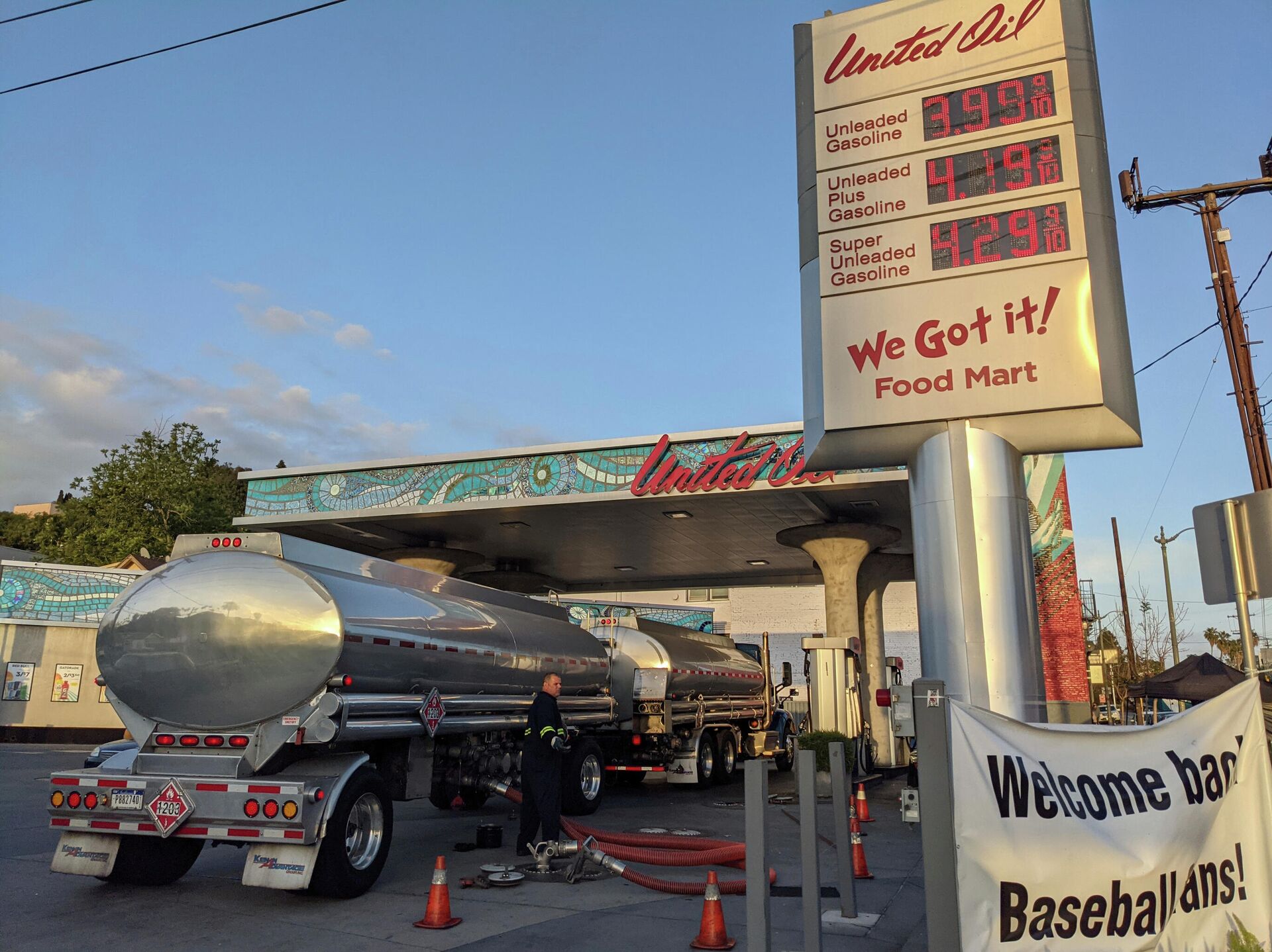 In this Friday, May 20, 2021, photo, a fuel truck driver checks the gasoline tank level at a United Oil gas station in Sunset Blvd., in Los Angeles. - Sputnik International, 1920, 24.06.2022