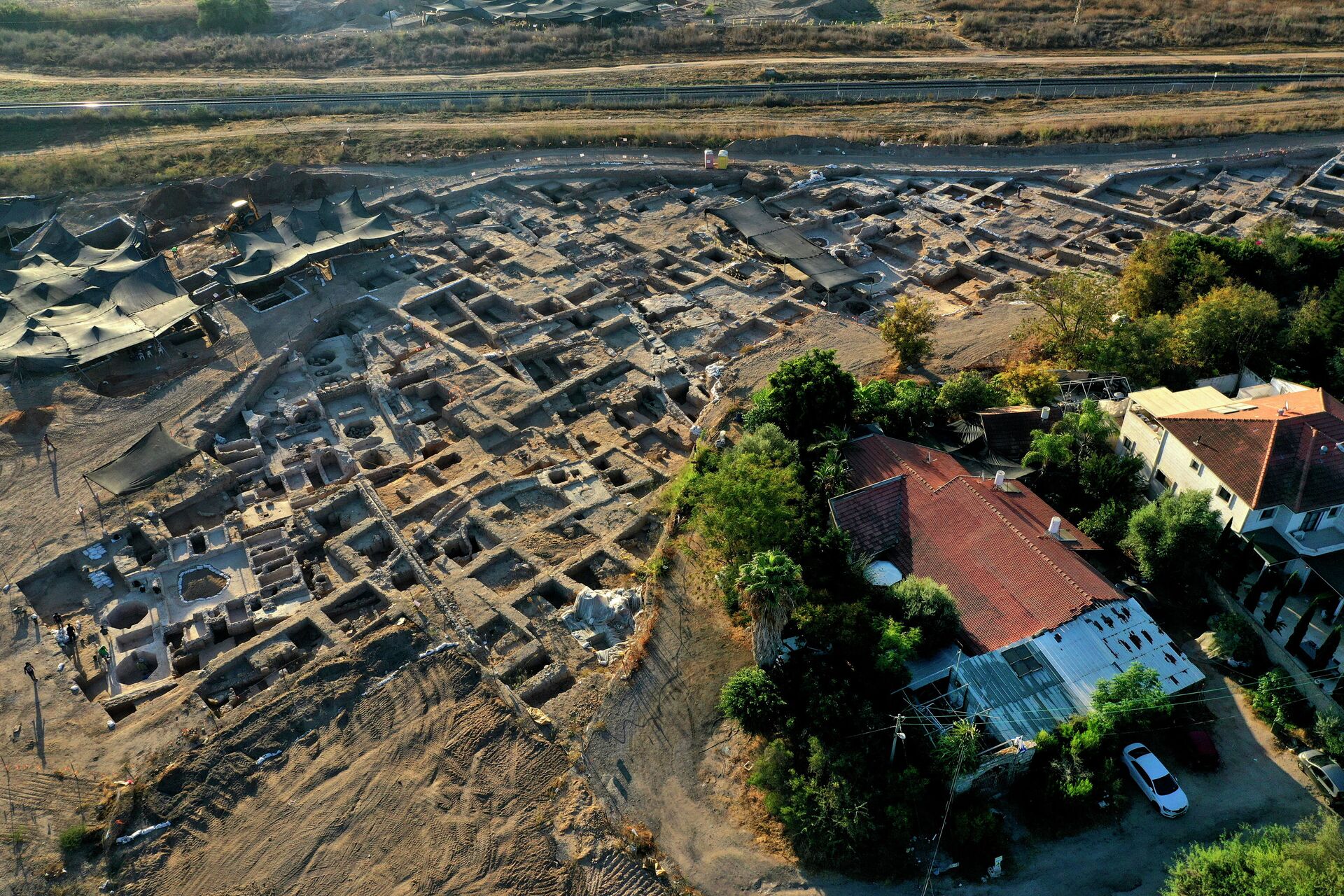 This picture taken on October 11, 2021 in Israel's central city of Yavne shows a general aerial view of the Tel Yavne excavation site, where a massive wine production facility was discovered, the largest such complex of winepresses known from the Byzantine Period. - Sputnik International, 1920, 12.10.2021
