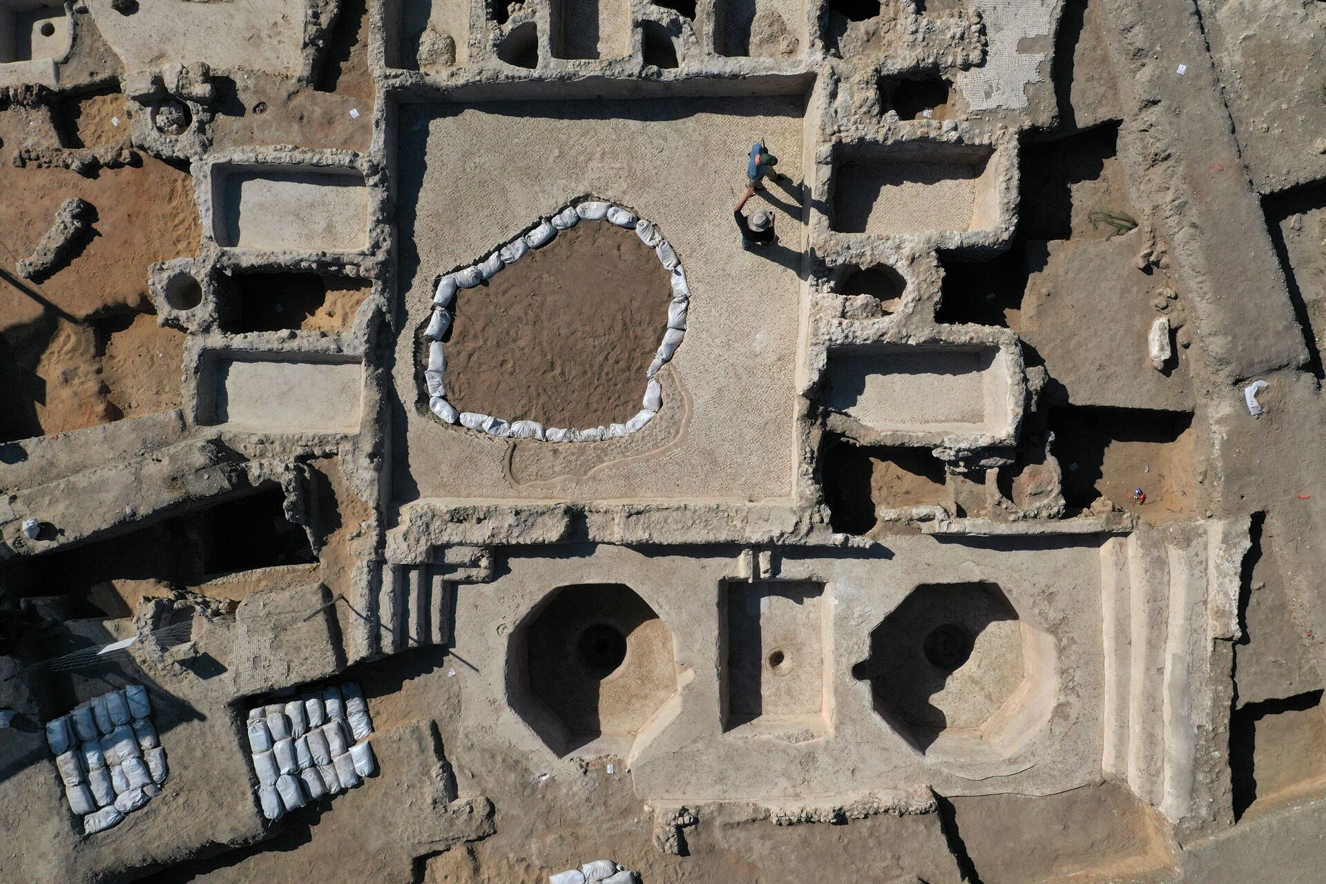 This picture taken on October 10, 2021 in Israel's central city of Yavne shows an aerial view of a winepress at the Tel Yavne excavation site, where a massive wine production facility was discovered, the largest such complex of winepresses known from the Byzantine Period. - Sputnik International, 1920, 12.10.2021