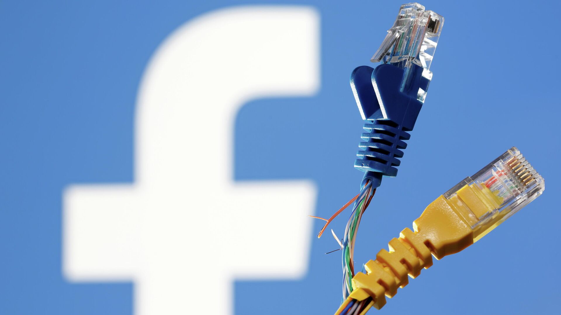 Broken Ethernet cables are seen in front of displayed Facebook logo in this illustration taken October 5, 2021 - Sputnik International, 1920, 12.10.2021