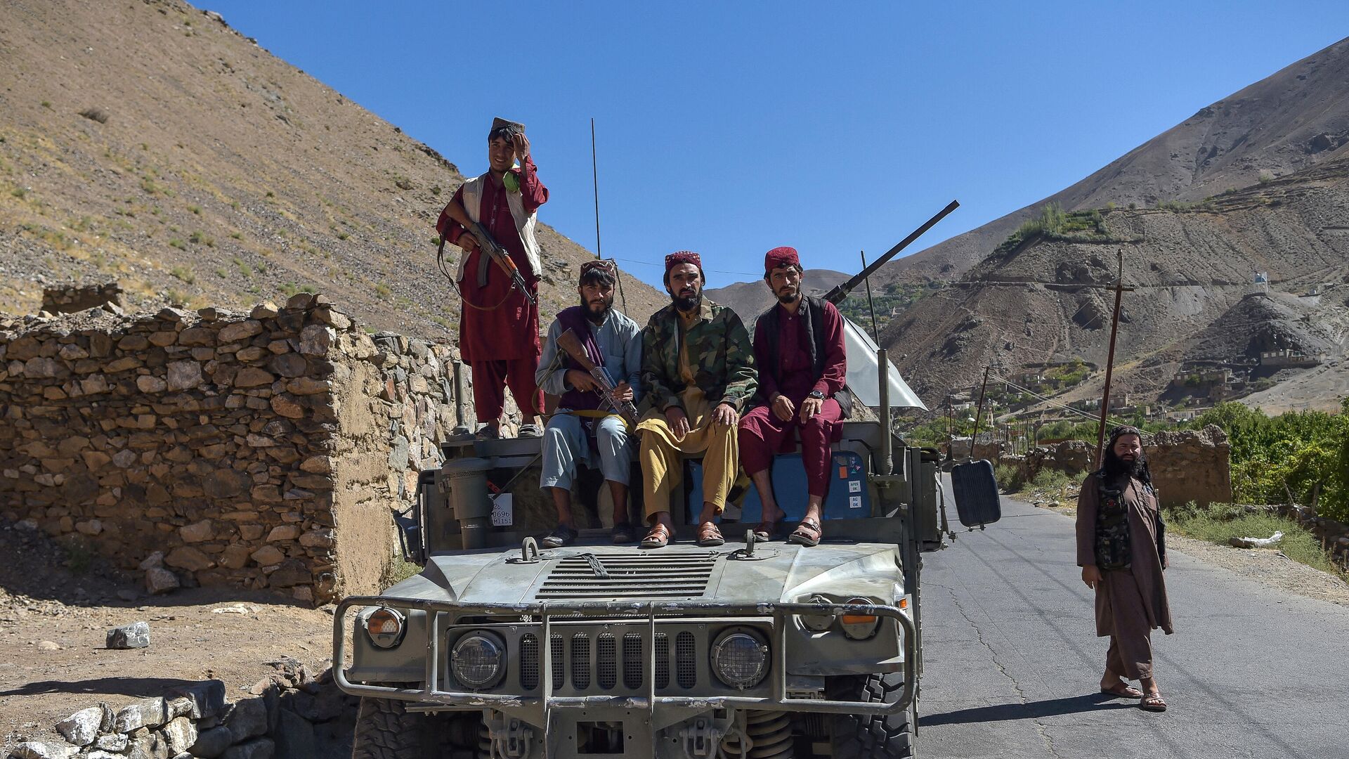 Taliban fighters sit atop a Humvee in Omarz area, Panjshir Province on September 15, 2021, days after the hardline Islamist group announced the capture of the last province resisting to their rule. - Sputnik International, 1920, 12.10.2021