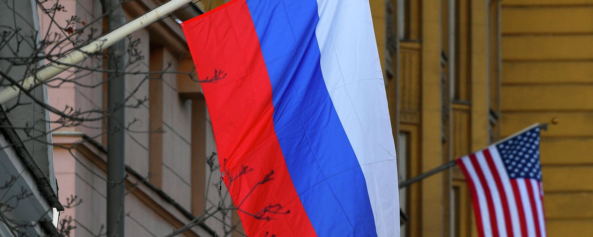 Flags of Russia and the United States at the American Embassy in Moscow. - Sputnik International, 1920, 04.05.2023