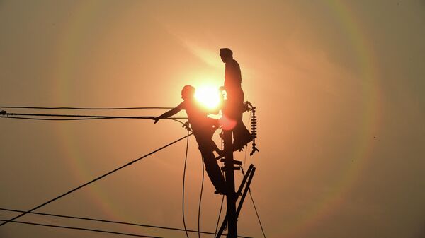 Workers set up electricity wires on the banks of river Ganges during preparations ahead of the annual Hindu religious fair of Magh Mela, in Allahabad on January 2, 2021 - Sputnik International