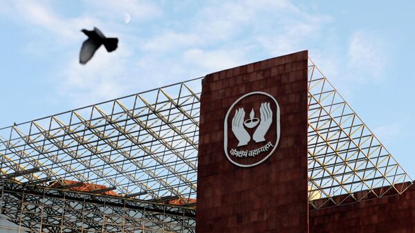 FILE PHOTO: A bird flies past a logo of Life Insurance Corporation of India (LIC) at one of its offices in New Delhi, India September 14, 2021 - Sputnik International