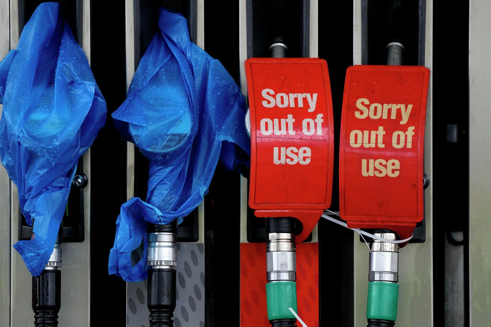 FILE - In this Sept. 30, 2021, file photo, fuel pumps are marked out of use at a petrol station in London. Britain is experiencing empty gas pumps, worker shortages and gaps on store shelves - Sputnik International, 1920, 23.10.2021