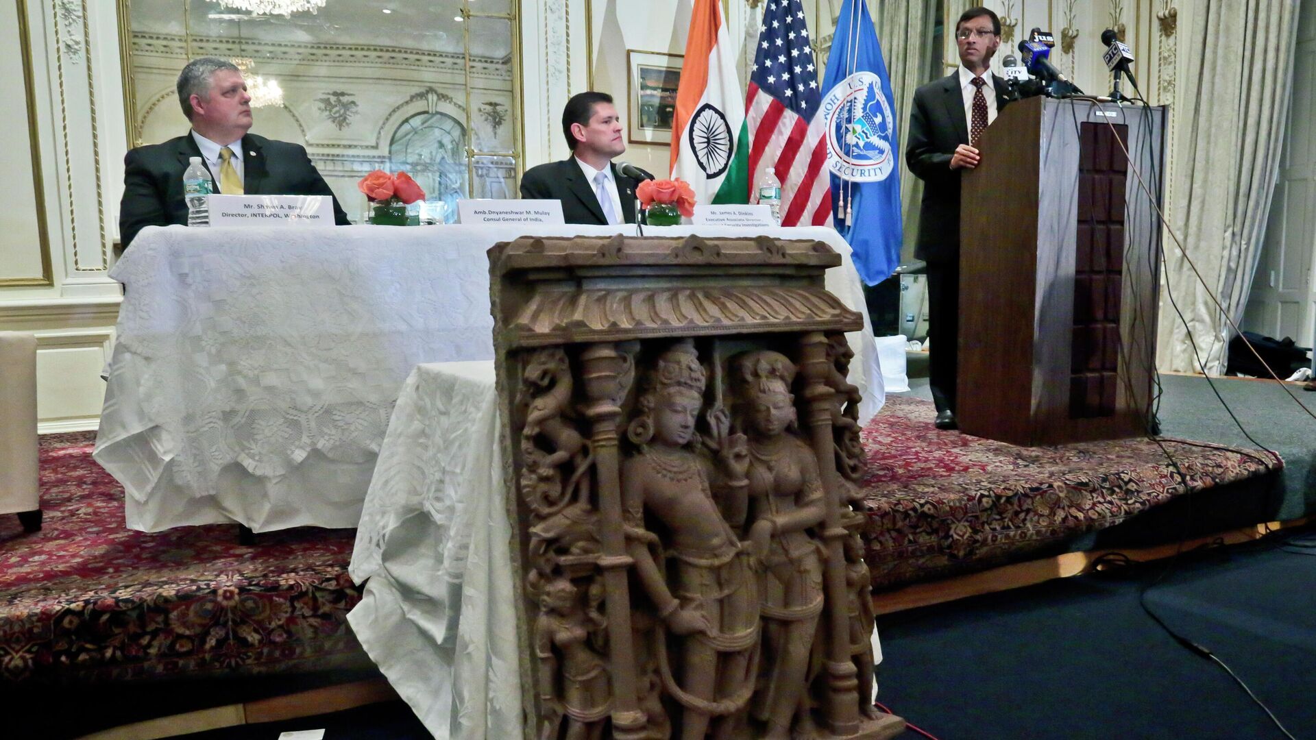  U.S. authorities returned three stolen antiquities, including one of two sandstone sculptures, center, to the Indian government. (File)  - Sputnik International, 1920, 12.10.2021