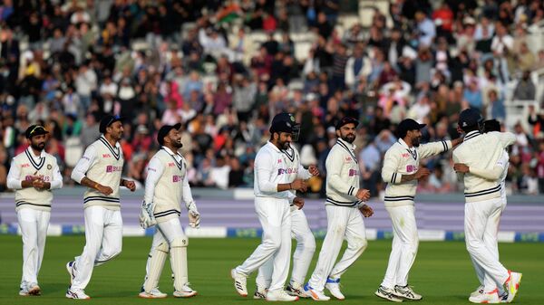Members of the Indian cricket team line up to congratulate India's Mdohammed Siraj, at right after he took the wicket of England's Jos Buttler during the fifth day of the 2nd cricket test between England and India at Lord's cricket ground in London, Monday, Aug. 16, 2021 - Sputnik International