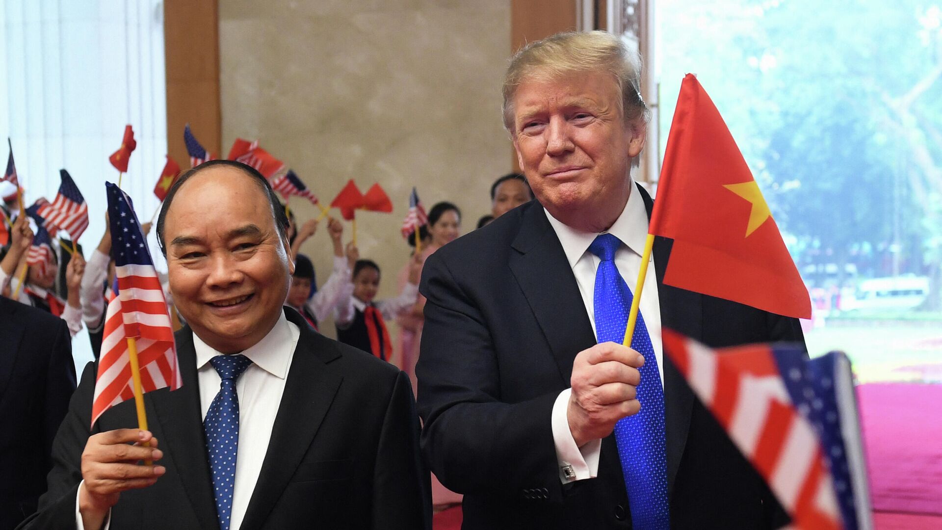 US President Donald Trump (R) holds a Vietnamese flag as Vietnam's Prime Minister Nguyen Xuan Phuc - Sputnik International, 1920, 12.10.2021