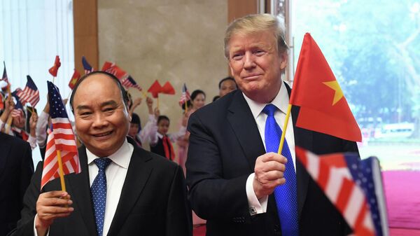 US President Donald Trump (R) holds a Vietnamese flag as Vietnam's Prime Minister Nguyen Xuan Phuc - Sputnik International