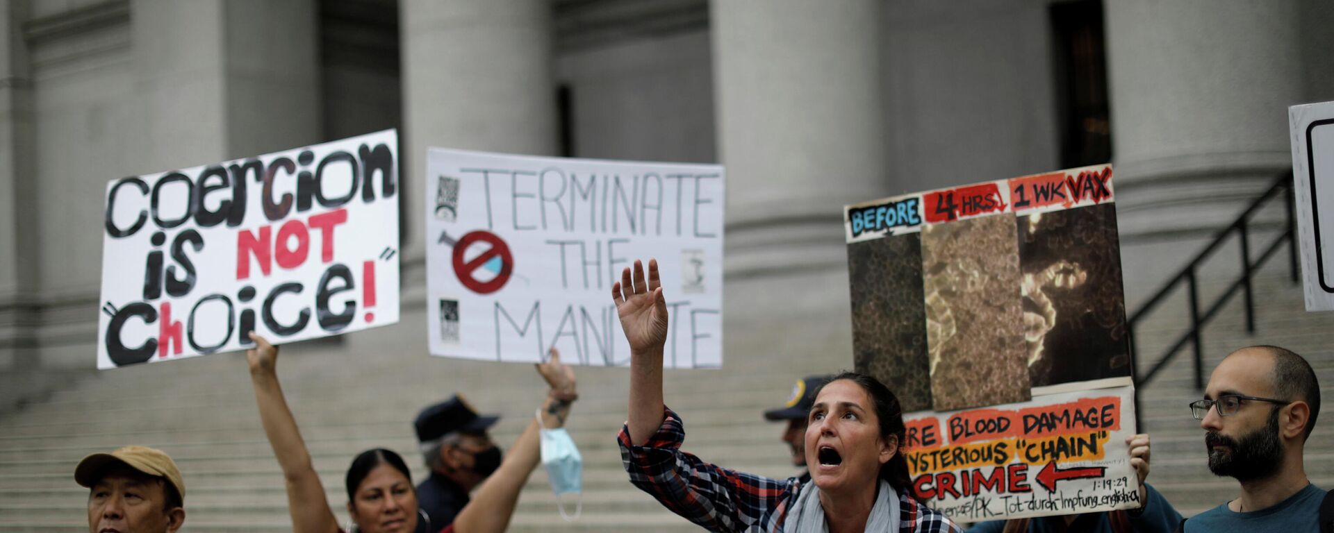 A woman screams as people and teachers protest against New York City mandated vaccines against the coronavirus disease (COVID-19) in front of the United States Court in Manhattan in New York City, New York, U.S., October 12, 2021. REUTERS/Mike Segar - Sputnik International, 1920, 12.10.2021