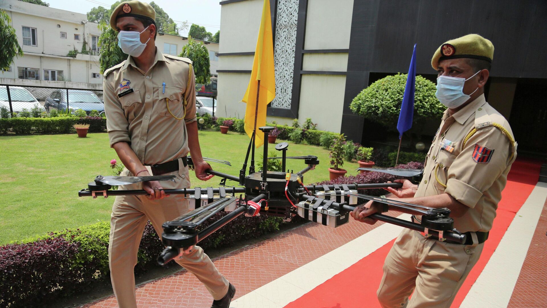 Jammu and Kashmir policemen carry an alleged Pakistan drone on display after it was recovered near the line of control in Akhnoor sector,  in Jammu, India, Friday, July 23, 2021 - Sputnik International, 1920, 13.10.2021