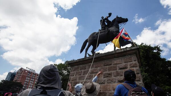 Demonstrators attempt to topple the statue of former President Jose Maria Reina Barrios during protests against the treatment of indigenous people by European conquerors, during Hispanic Heritage Day, in Guatemala City, Guatemala, October 12, 2021 - Sputnik International