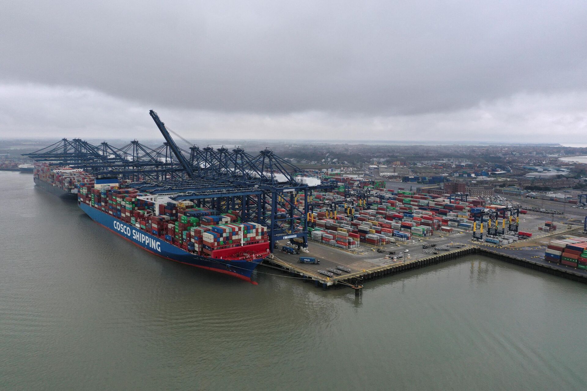 Container ship 'CSCL Atlantic Ocean' is docked at the Port of Felixstowe, east of London on March 4, 2021 - Sputnik International, 1920, 16.10.2021