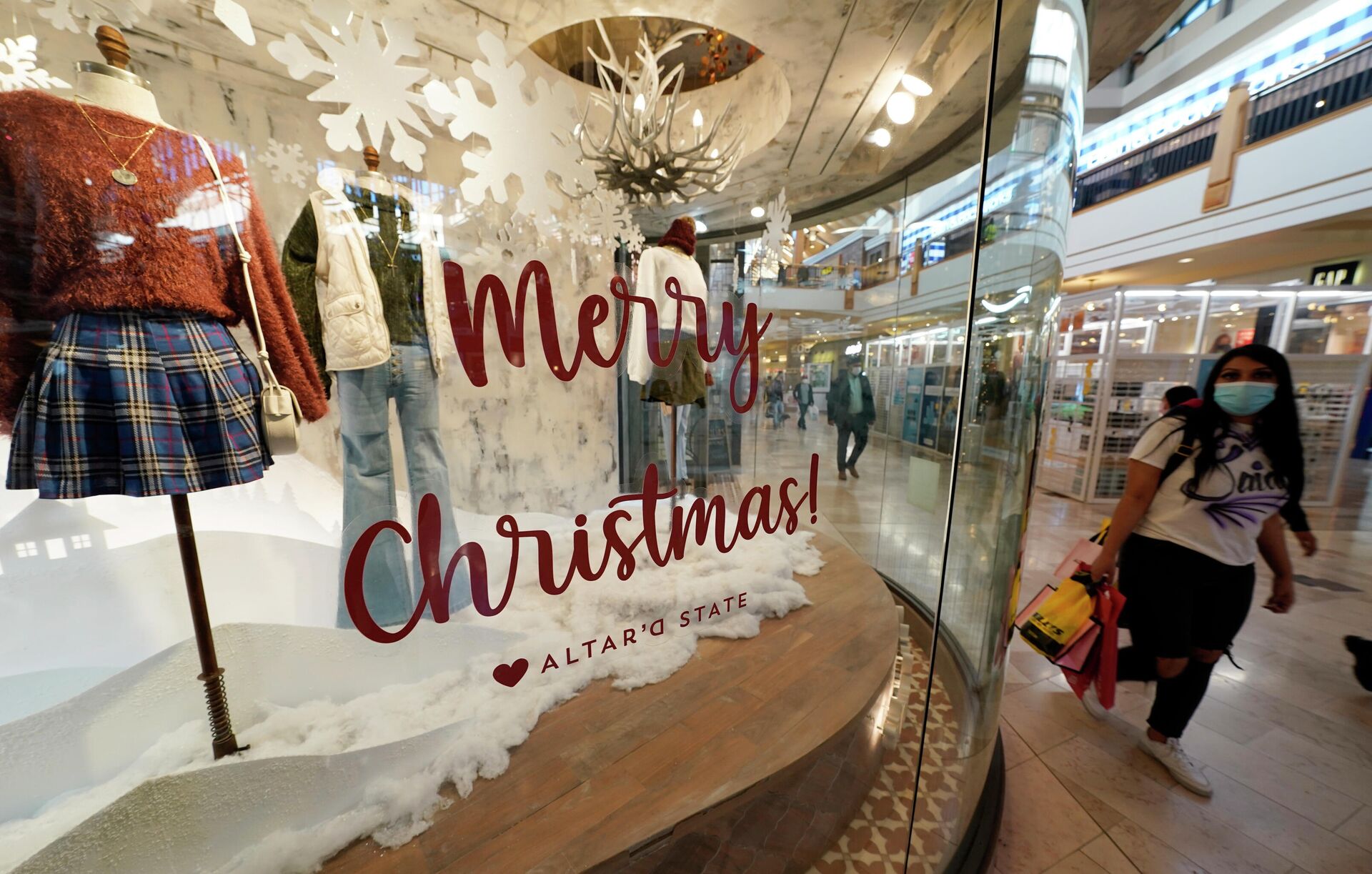 Last-minute shoppers wear face masks as they search for Christmas Eve deals in Park Meadows Mall late Thursday, Dec. 24, 2020, in Lone Tree, Colo. - Sputnik International, 1920, 30.11.2021