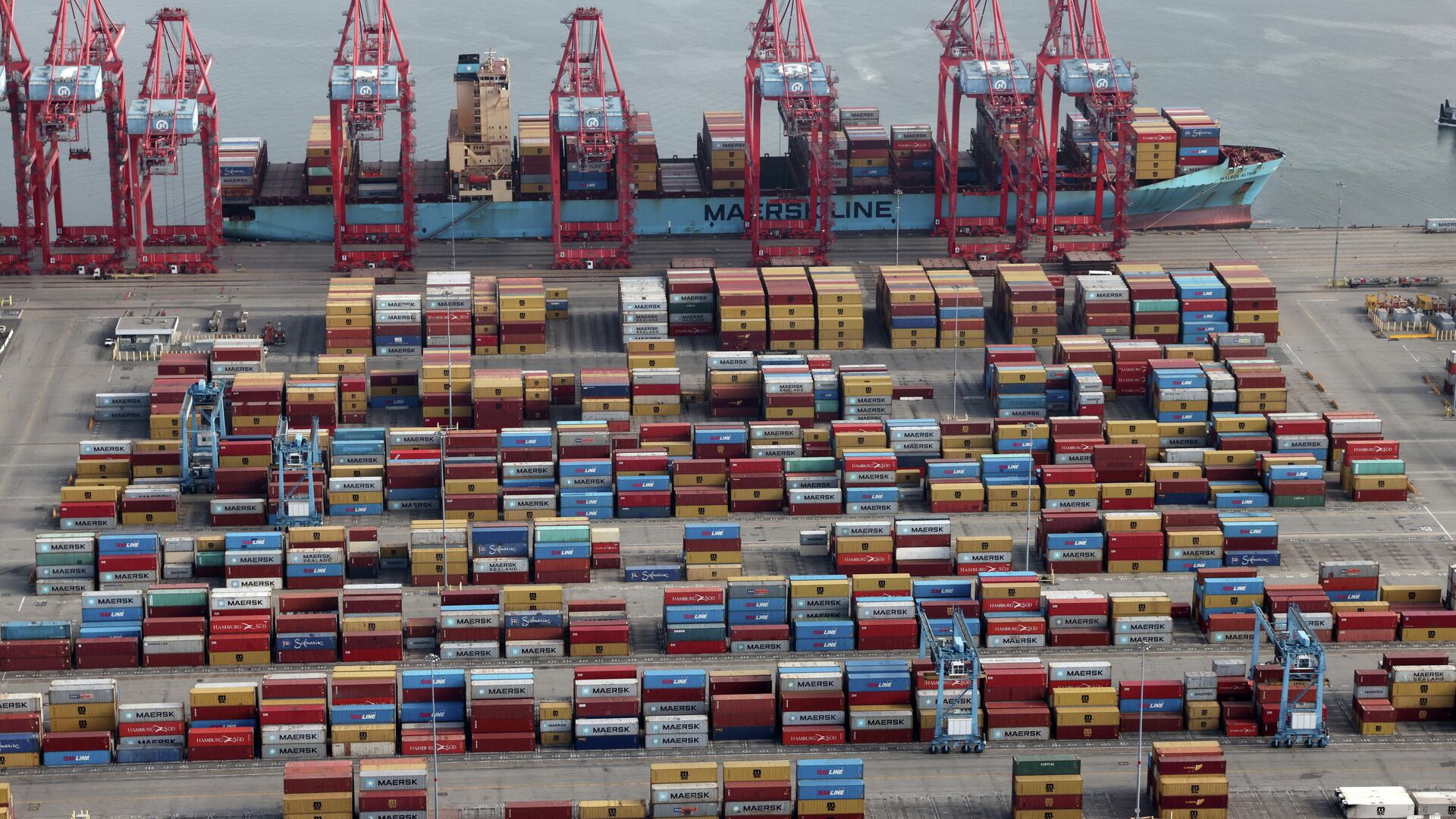 FILE PHOTO: Shipping containers are unloaded from a ship at a container terminal at the Port of Long Beach-Port of Los Angeles complex, in Los Angeles, California, U.S., April 7, 2021.  - Sputnik International, 1920, 13.10.2021