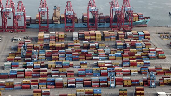 FILE PHOTO: Shipping containers are unloaded from a ship at a container terminal at the Port of Long Beach-Port of Los Angeles complex, in Los Angeles, California, U.S., April 7, 2021.  - Sputnik International