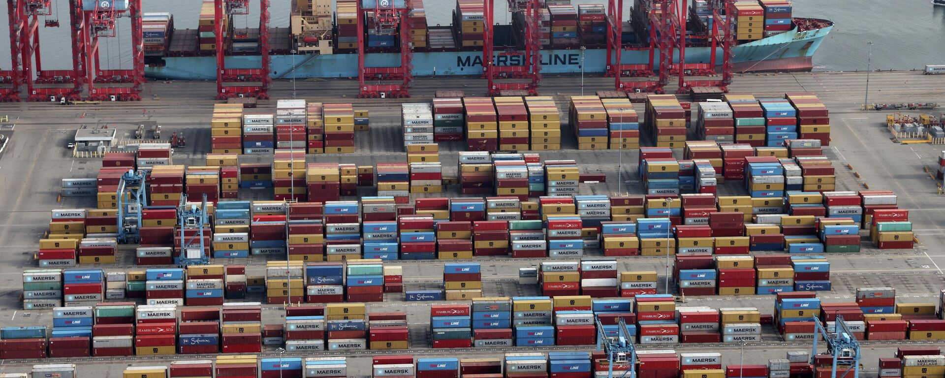 FILE PHOTO: Shipping containers are unloaded from a ship at a container terminal at the Port of Long Beach-Port of Los Angeles complex, in Los Angeles, California, U.S., April 7, 2021.  - Sputnik International, 1920, 22.10.2021