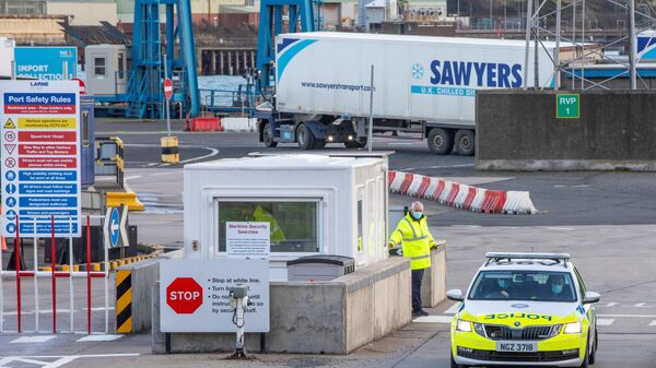 Police and officials patrol as truckers carrying freight from Scotland disembark a ferry at the Port of Larne in County Antrim, Northern Ireland on January 1, 2021, as a new trade border between Northern Ireland and the rest of the UK began operating at 23:00 GMT on December 31, 2020. - Sputnik International