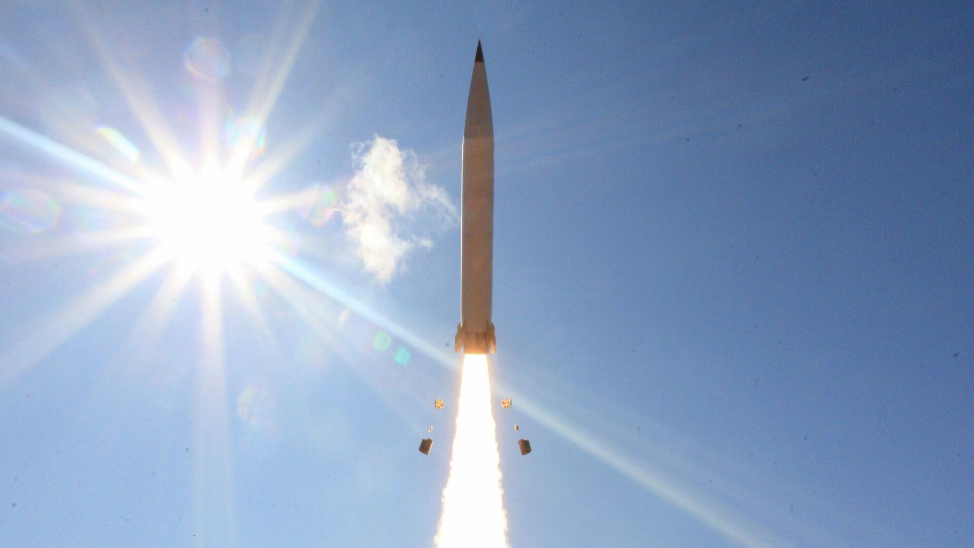 An M142 High Mobility Artillery Rocket System launches a Precision Strike Missile on Dec. 10, 2019, at White Sands Missile Range, New Mexico. HIMARS is one of the Army’s front-running munitions that addresses Long Range Precision Fires. - Sputnik International, 1920, 25.05.2022