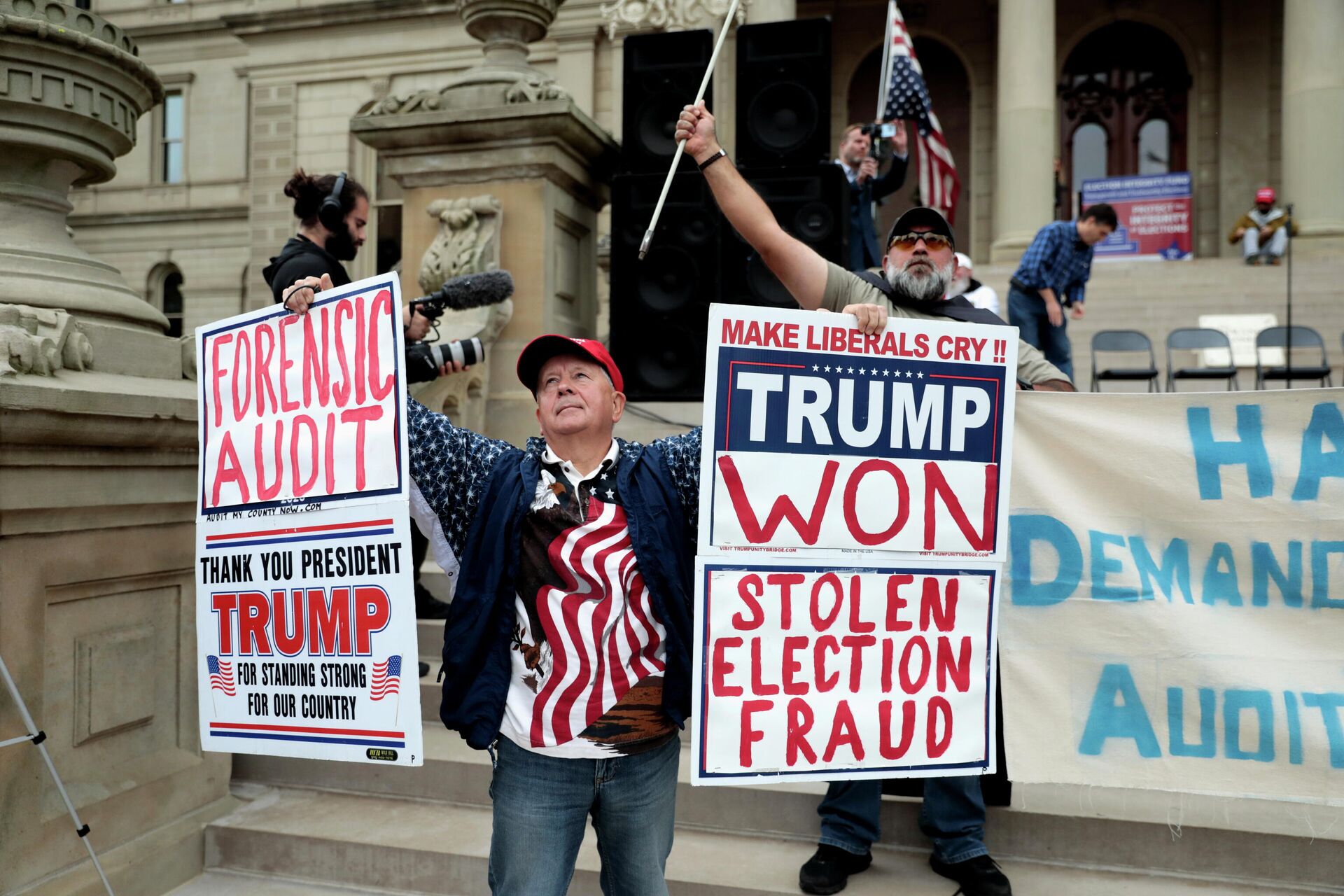 Supporters of former U.S. President Donald Trump gather outside the Michigan State Capitol to demand an audit of 2020 election votes, in Lansing, Michigan, U.S. October 12, 2021. - Sputnik International, 1920, 01.11.2021