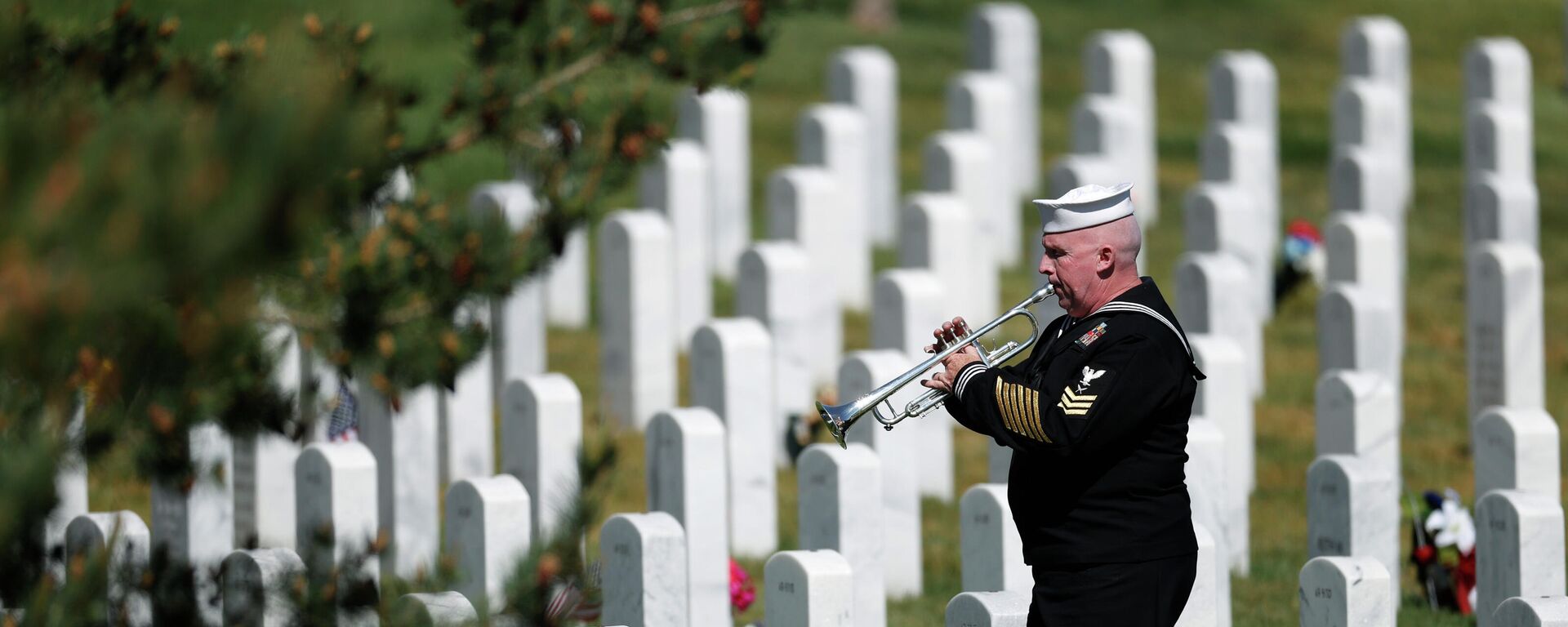 Retired U.S. Navy Yeoman First Class Mark Stallins plays Taps for Memorial Day at a gravesite in Fort Logan National Cemetery Monday, May 25, 2020, in Sheridan, Colo. - Sputnik International, 1920, 14.10.2021