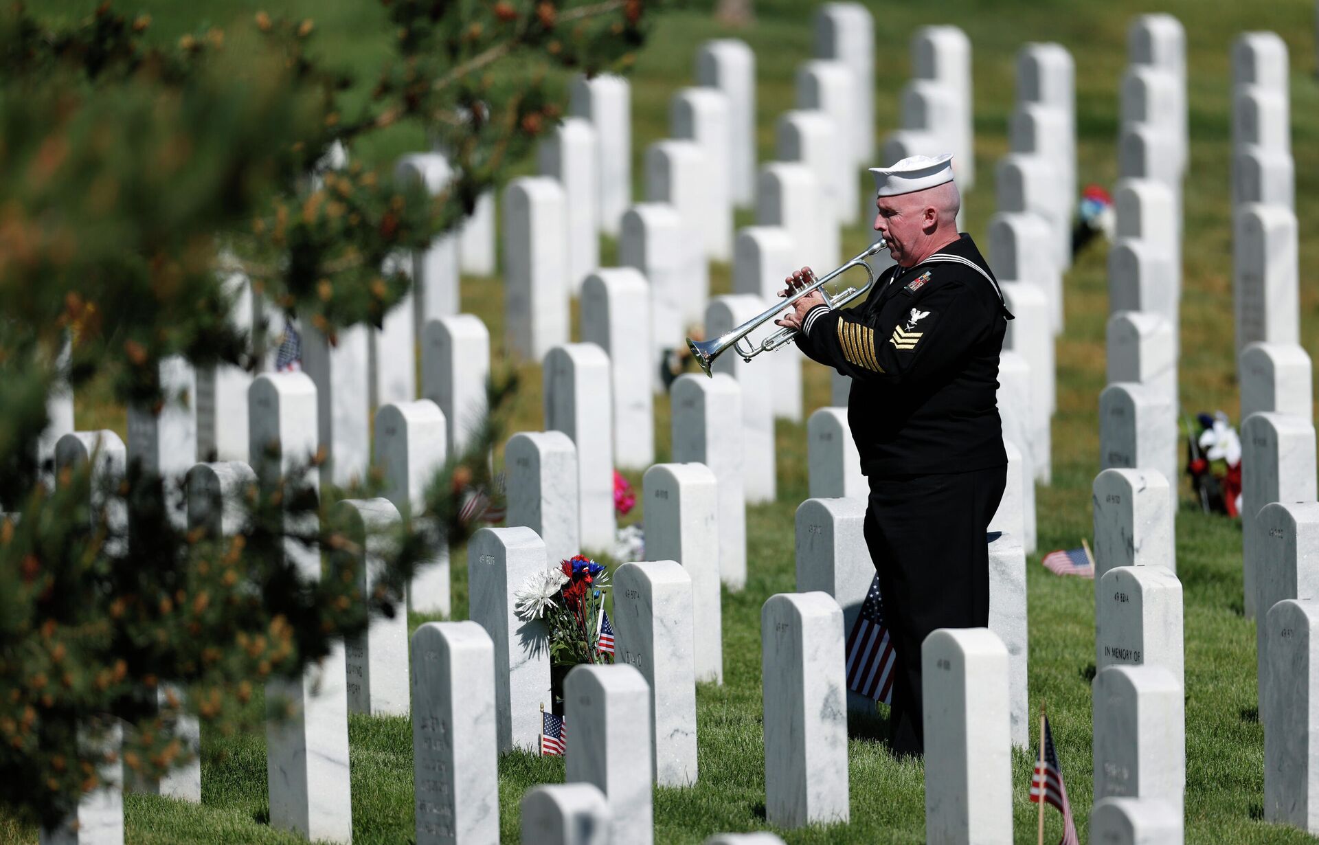 Retired U.S. Navy Yeoman First Class Mark Stallins plays Taps for Memorial Day at a gravesite in Fort Logan National Cemetery Monday, May 25, 2020, in Sheridan, Colo. - Sputnik International, 1920, 24.05.2023