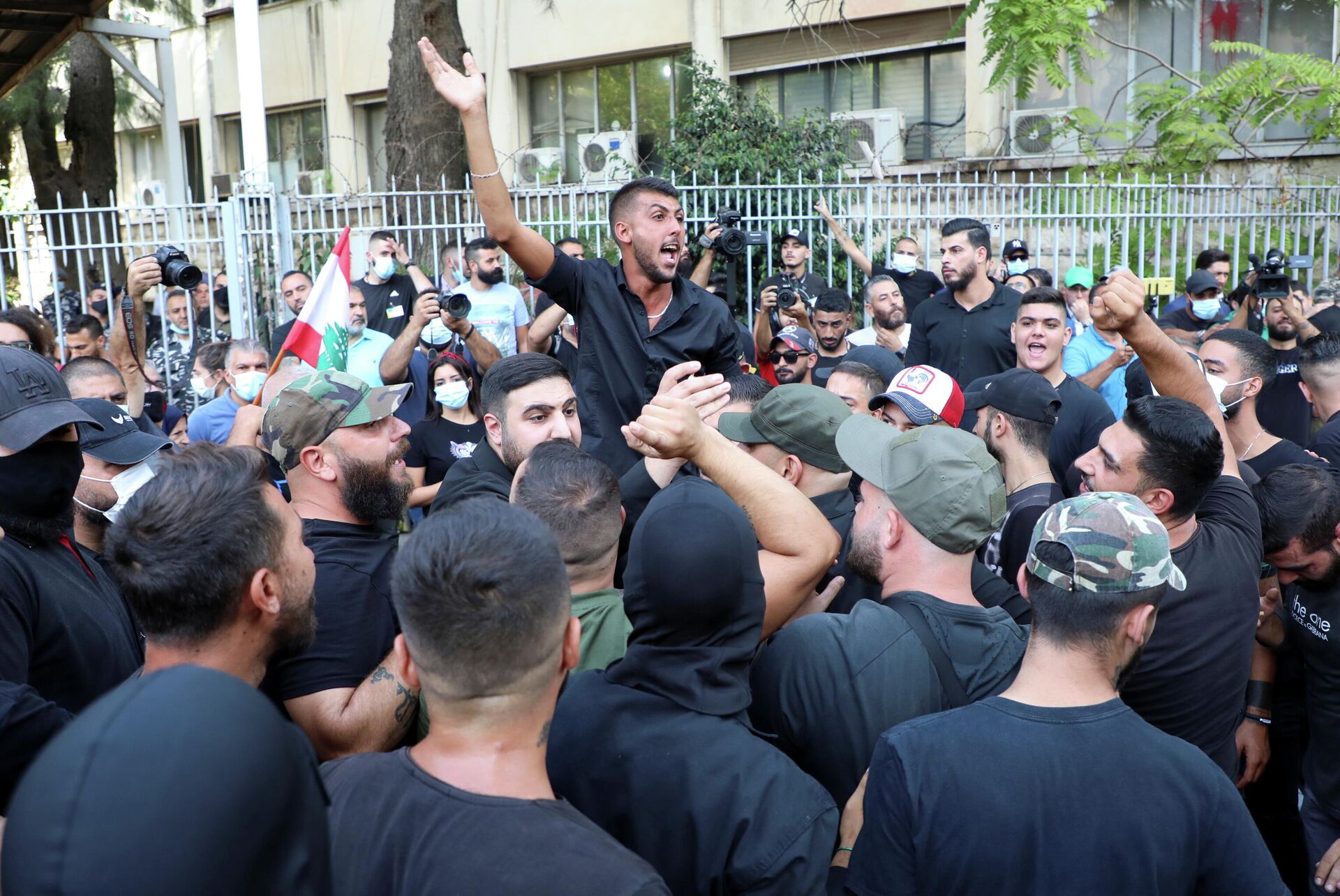 Supporters of Lebanese Shi'ite groups Hezbollah and Amal and the Christian Marada movement take part in a protest against Tarek Bitar, the lead judge of the port blast investigation, near the Justice Palace in Beirut, Lebanon October 14, 2021 - Sputnik International, 1920, 17.10.2021