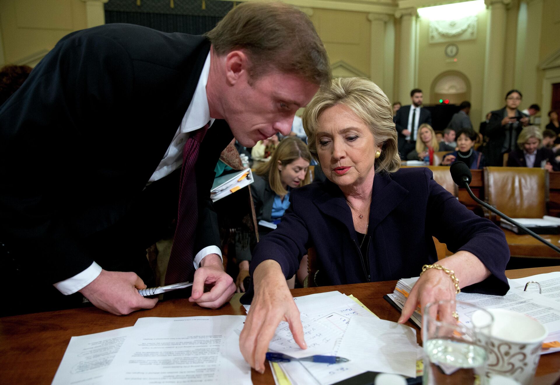 Democratic presidential candidate former Secretary of State Hillary Rodham Clinton talks with Jake Sullivan, a former staff member for her at the State Department, during a break in testimony on Capitol Hill in Washington, Thursday, Oct. 22, 2015 - Sputnik International, 1920, 25.03.2022