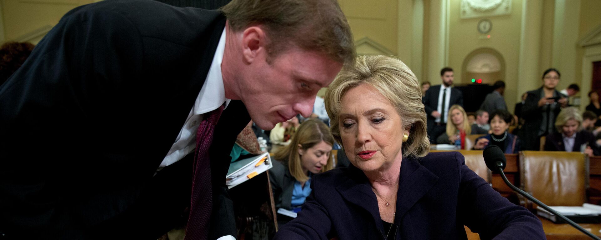 Democratic presidential candidate former Secretary of State Hillary Rodham Clinton talks with Jake Sullivan, a former staff member for her at the State Department, during a break in testimony on Capitol Hill in Washington, Thursday, Oct. 22, 2015 - Sputnik International, 1920, 14.10.2021