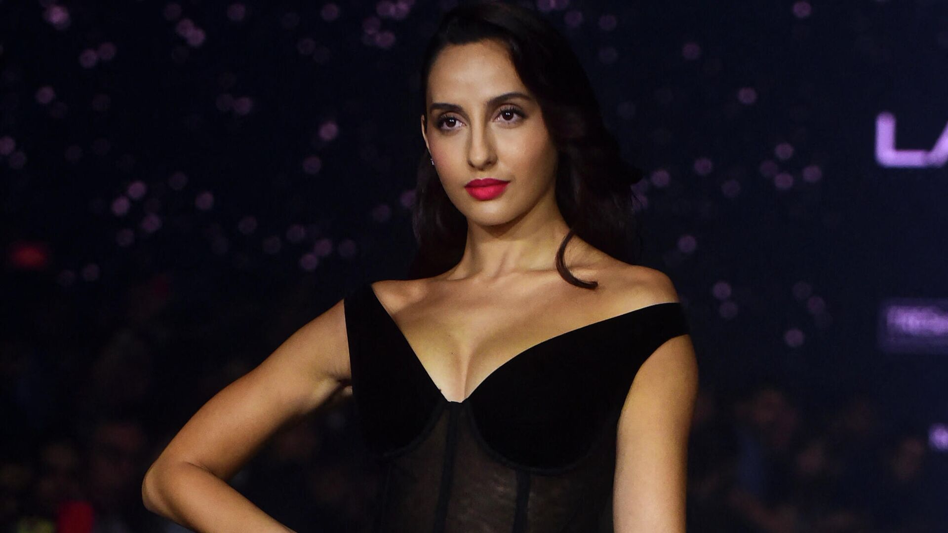 In this picture taken on February 14, 2020 Bollywood actress Nora Fatehi showcases a creation by designer Gauri and Nainika during the Lakme Fashion Week 2020 Summer/Resort fashion show in Mumbai - Sputnik International, 1920, 14.10.2021