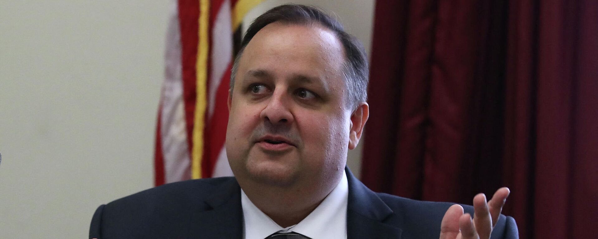 Walter Shaub, former director of the Office of Government Ethics, participates in a briefing on about President Trump's refusal to divest his businesses and the administration's delay in disclosing ethics waivers for appointees, on Capitol Hill November 1, 2017 in Washington, DC. - Sputnik International, 1920, 14.10.2021