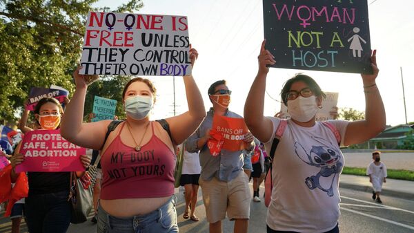 Supporters of reproductive choice take part in the nationwide Women's March, held after Texas rolled out a near-total ban on abortion procedures and access to abortion-inducing medications, in Brownsville, Texas, U.S. October 2, 2021 - Sputnik International
