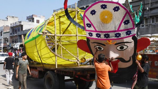 Workers load an effigy of the Hindu demon King Ravana on a tractor trolley for its installation on the eve of Dussehra festival, the last day of the Navratri (nine nights) festival, symbolising the triumph of good over evil, in Amritsar on October 14, 2021 - Sputnik International