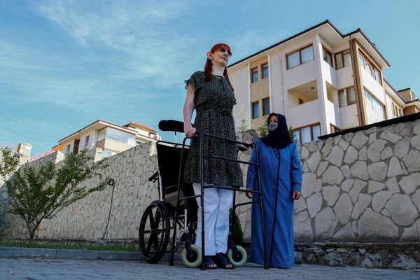 The world&#x27;s tallest woman, Rumeysa Gelgi (215.16cm) poses with her mother Safiye Gelgi during a news conference outside their home in Safranbolu, Karabuk province, Turkey, on 14 October 2021. - Sputnik International