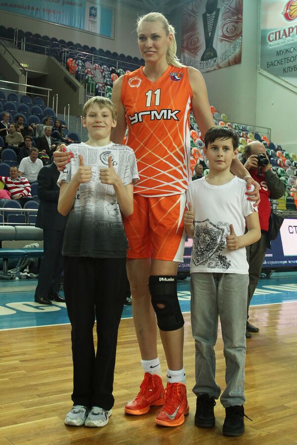 Russian basketball player Maria Stepanova is a heady 203cm (6ft 8in) with her son Nikolai (left), April 2013. - Sputnik International
