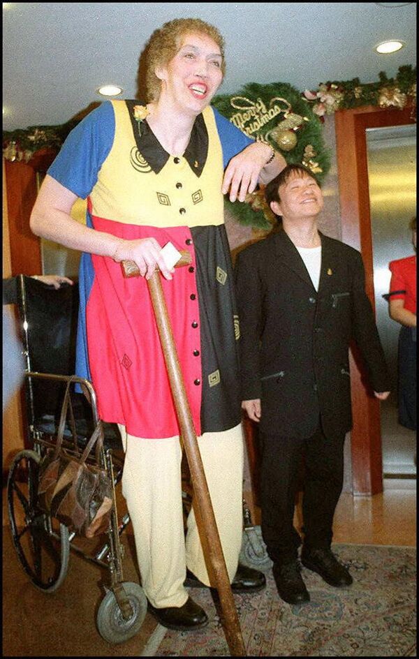 One of the world&#x27;s tallest women, Sandy Allen at 231cm (7ft 7in), stands with Stephen Day, president of the Guinness World Records&#x27; Taiwan museum, in a photo taken on 31 December 1996. She died on 13 August 2008. - Sputnik International