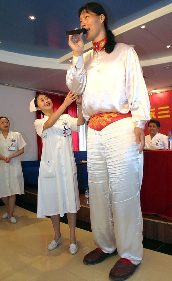 China&#x27;s Yao Defen at 230cm (7ft 6in) was recognised by the Guinness World Records as the world&#x27;s tallest woman until she died 13 November 2012. Here she is on 18 May 2002 thanking doctors and nurses at the Sanjiu hospital in the southern Chinese city of Guangzhou, where she had been undergoing treatment to halt her growth. - Sputnik International
