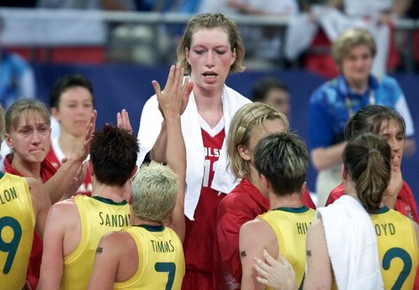 Polish basketball player Malgorzata Dydek towers above teammates and opponents at 218cm (7ft 2in) as she congratulates the Australian team for beating Poland 76-48 during women&#x27;s quarterfinal match at the Superdome during the 2000 Summer Olympics in Sydney. - Sputnik International