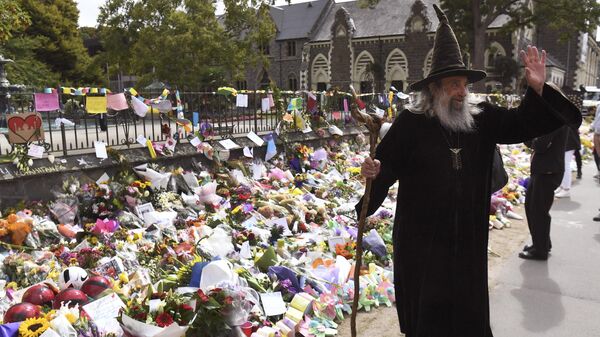 Ian Brackenbury Channell, known as the Wizard of New Zealand, waves in front of a memorial at the Botanic Gardens in Christchurch on March 21, 2019, six days after the twin mosque shooting massacre that claimed the lives of fifty people. - Sputnik International