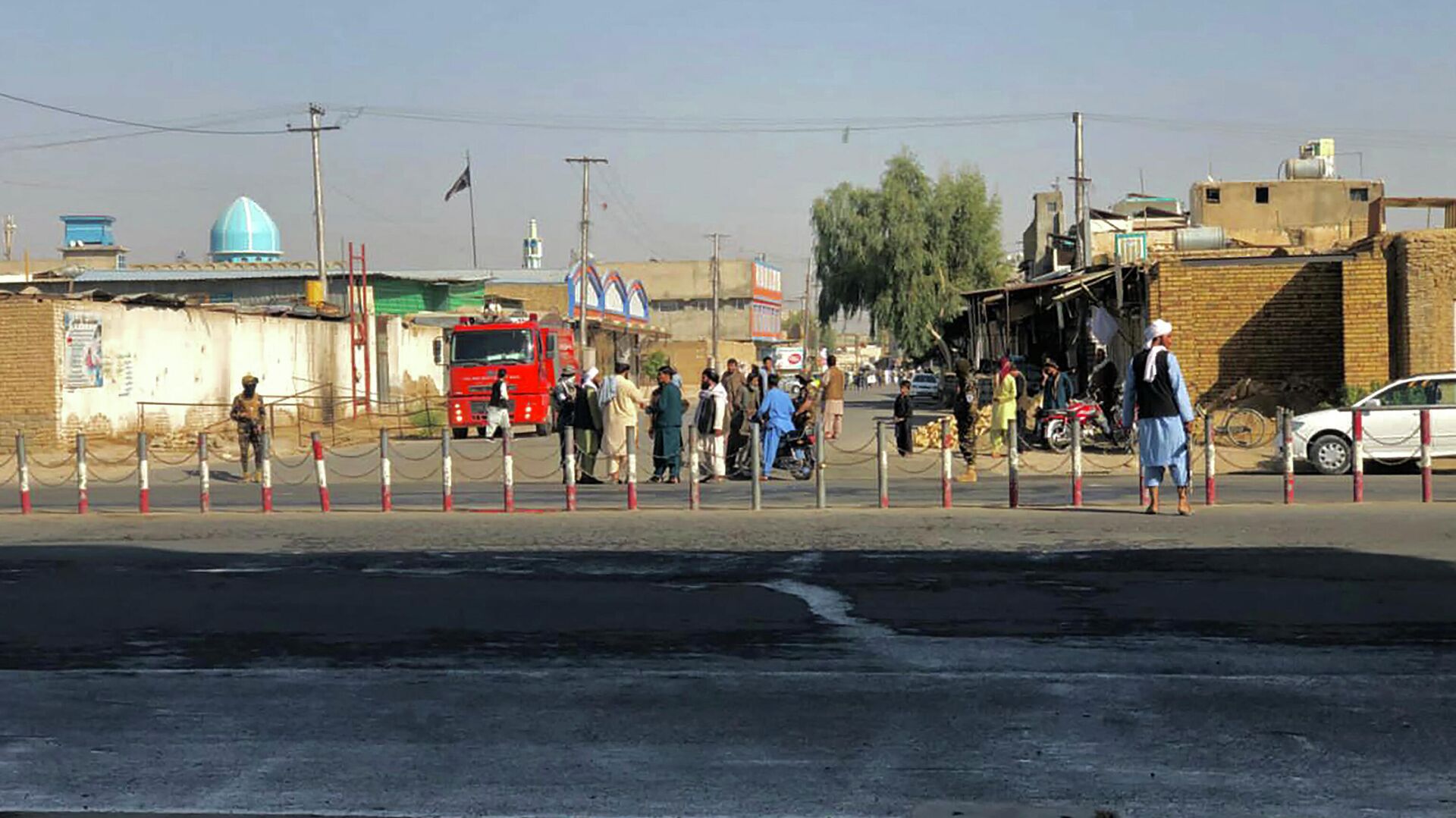 Members of Taliban stand guard near a Shiite mosque in Kandahar province on October 15, 2021, after at least 16 people were killed and 32 wounded when explosions hit a Shiite mosque - Sputnik International, 1920, 15.10.2021