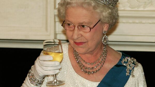 Queen Elizabeth II raises her glass after making a toast during a state dinner at the White House on Monday, May 7, 2007 in Washington - Sputnik International