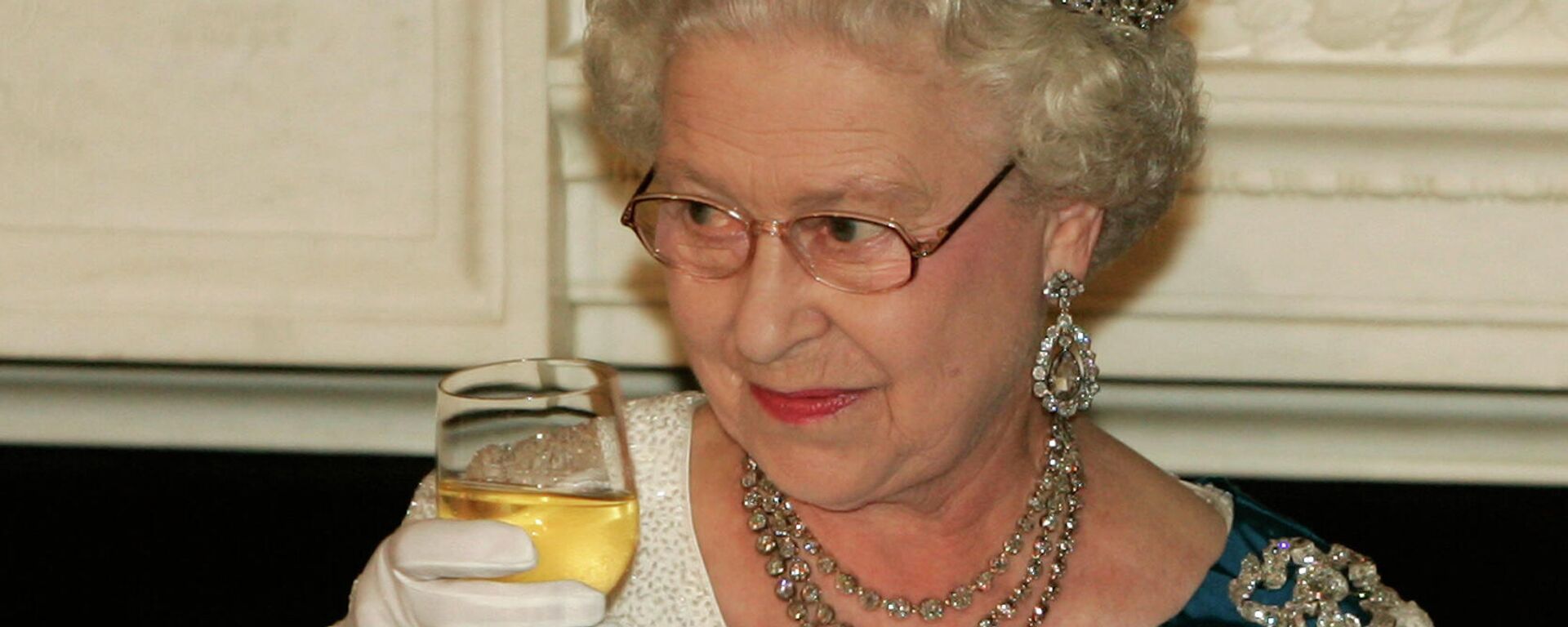 Queen Elizabeth II raises her glass after making a toast during a state dinner at the White House on Monday, May 7, 2007 in Washington - Sputnik International, 1920, 15.10.2021