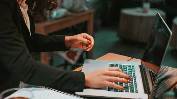 Businesswoman with beautiful nails working on her laptop - Sputnik International