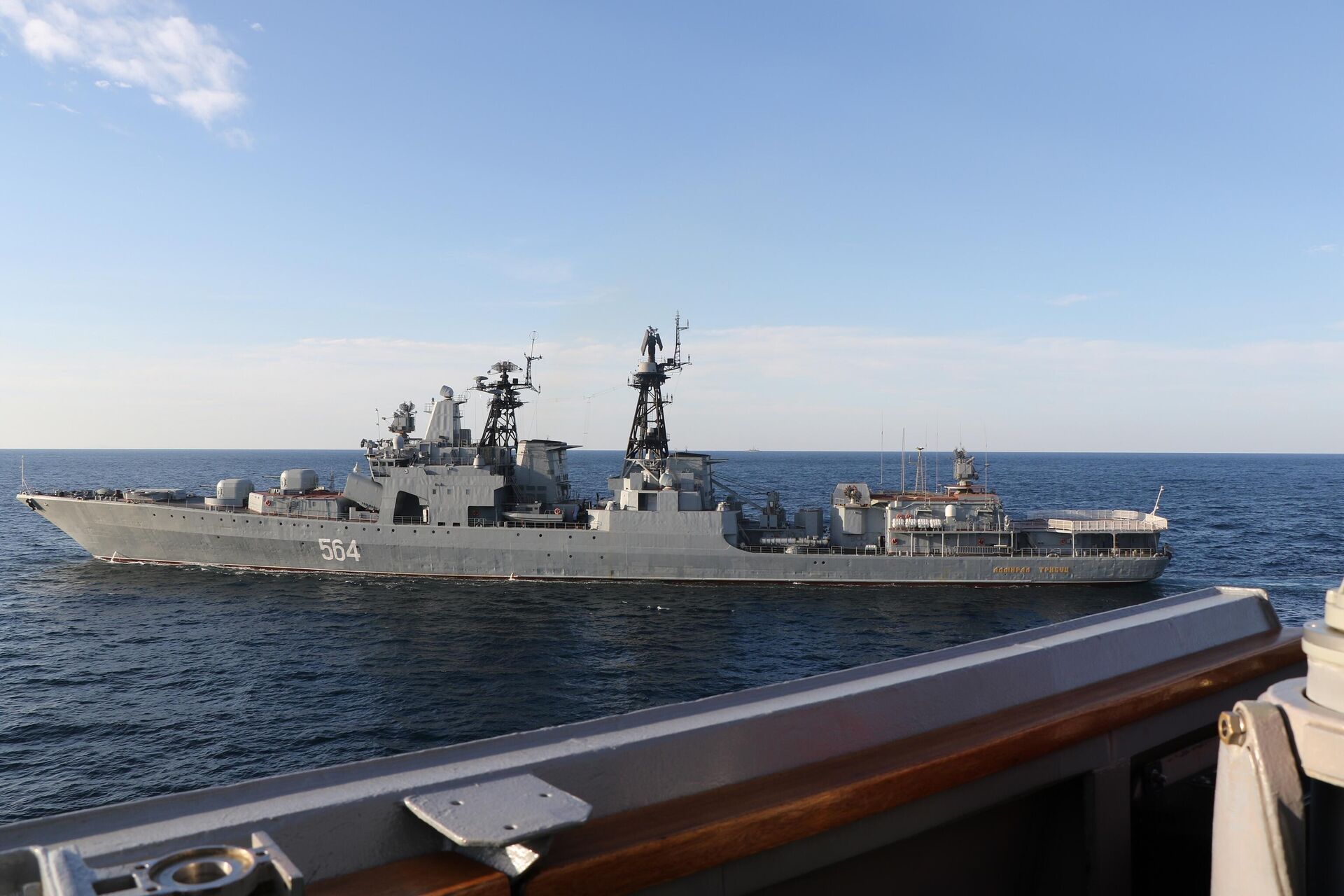 SEA OF JAPAN (Oct. 15, 2021) A Russian Udaloy-class destroyer interacts with USS Chafee (DDG 90), while Chafee conducts routine operations in international waters in the Sea of Japan. (U.S. Navy photo) - Sputnik International, 1920, 15.10.2021